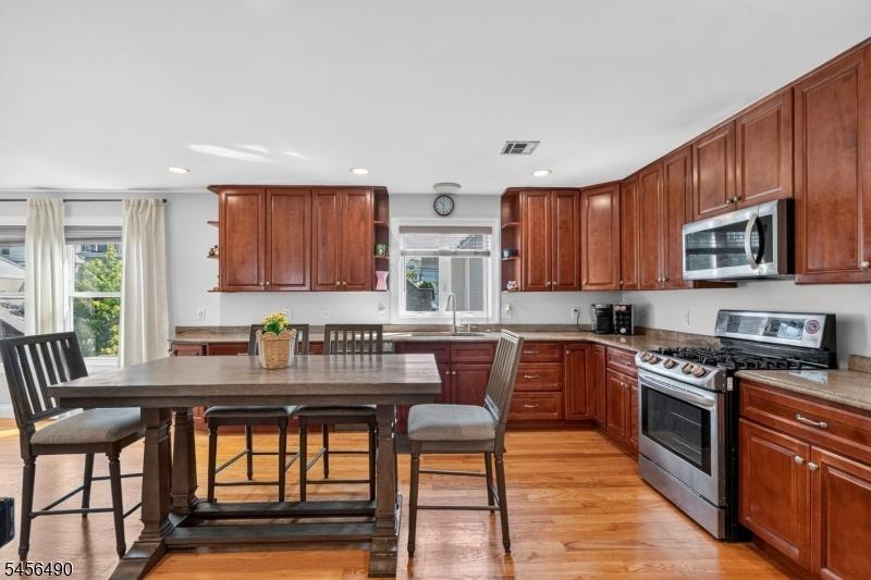 Kitchen w/ss appliances