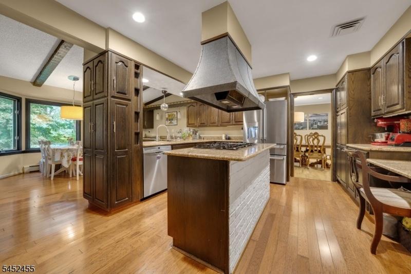 Eat-in-kitchen