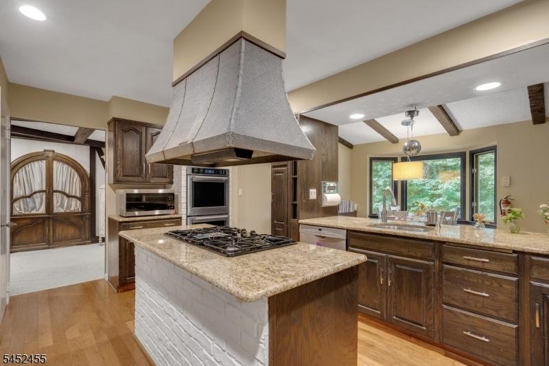 Eat-in-kitchen