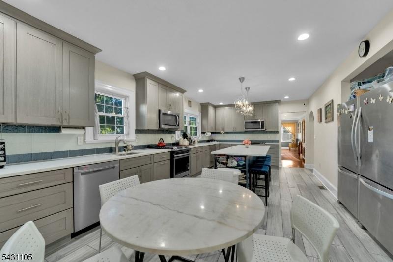 Eat-In Kitchen