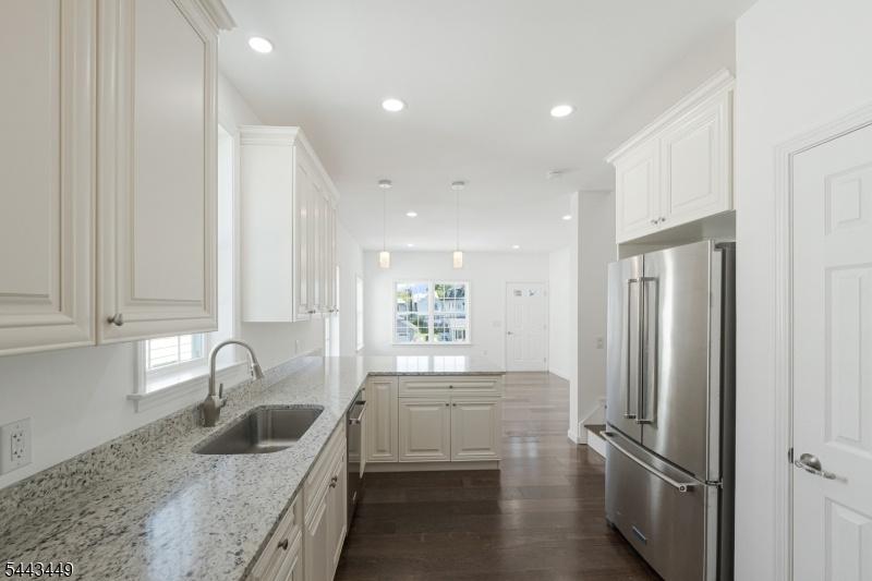 Custom Chef's Kitchen w Pantry