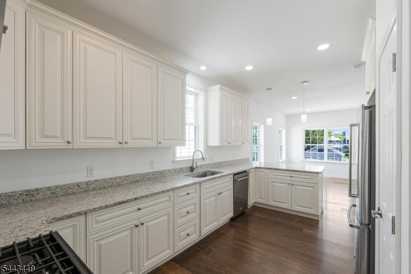 Custom Chef's Kitchen w Pantry