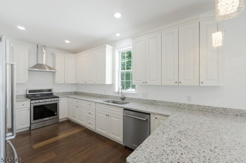 Custom Chef's Kitchen w Pantry