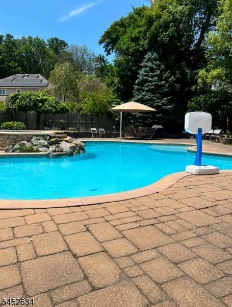 Pool and jaguzzi