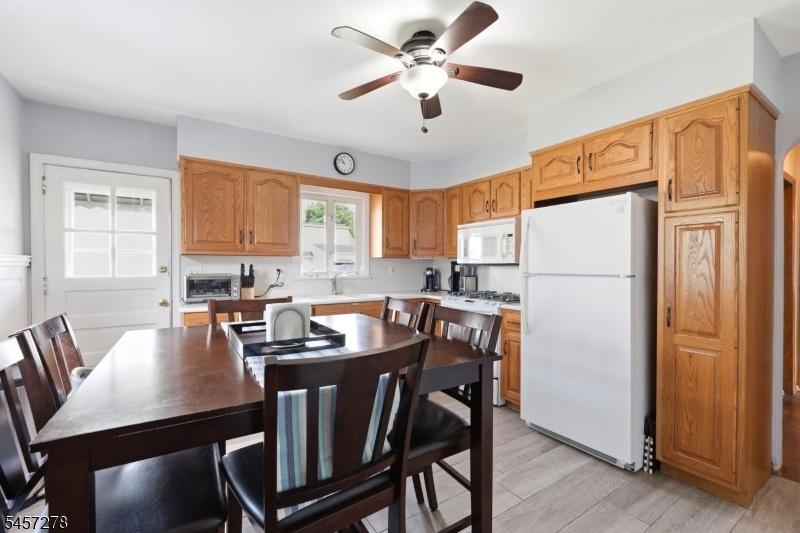 1 fl eat-in kitchen