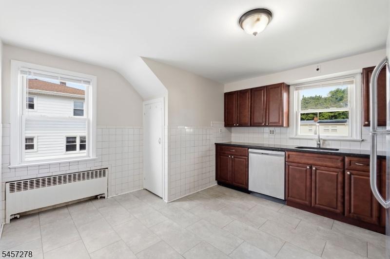 2 fl eat-in kitchen