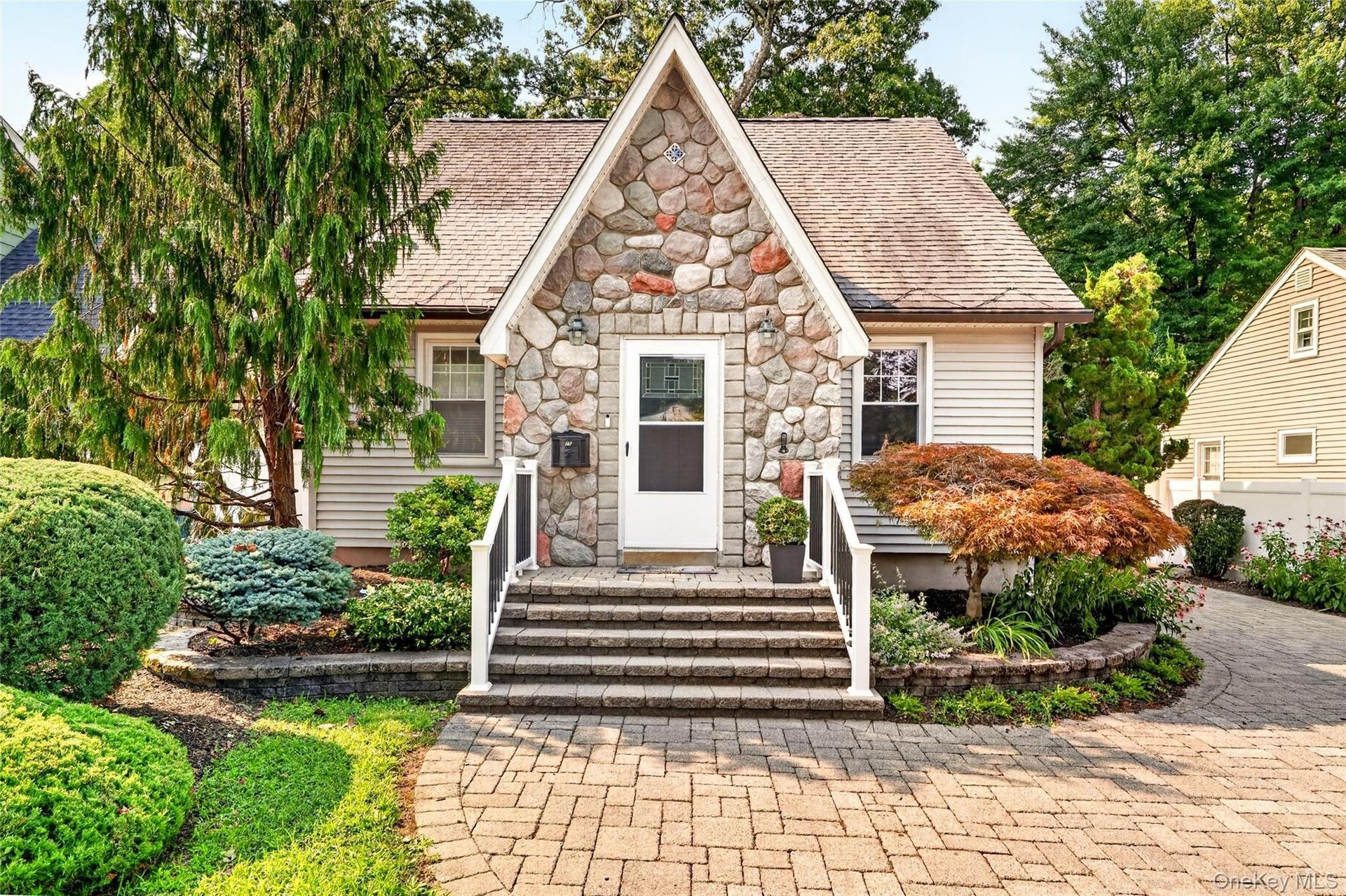 Welcome Home to 15 W Palisades!