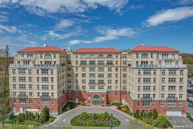 Luxury living close to all,including train,shopping and fine dining.