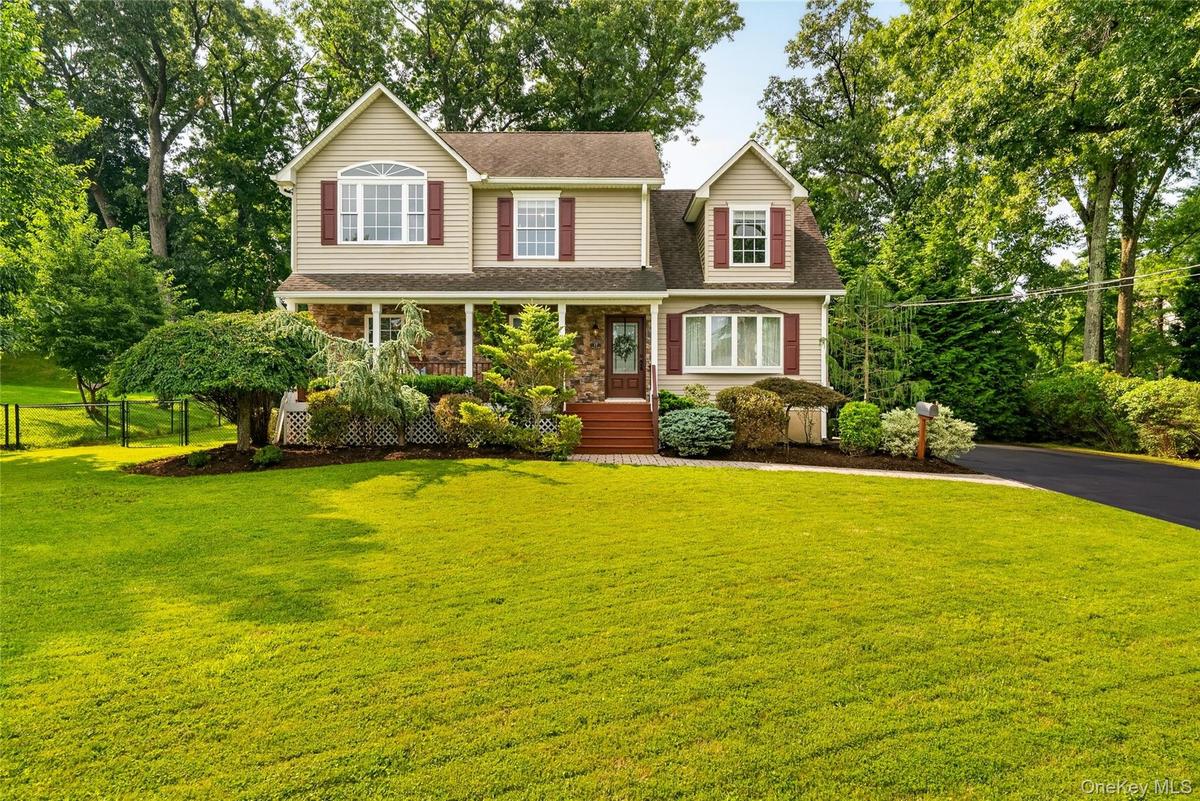Welcome home to 17 Nanuet Ave!