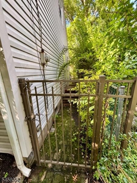 Right Alley To Side Entrance