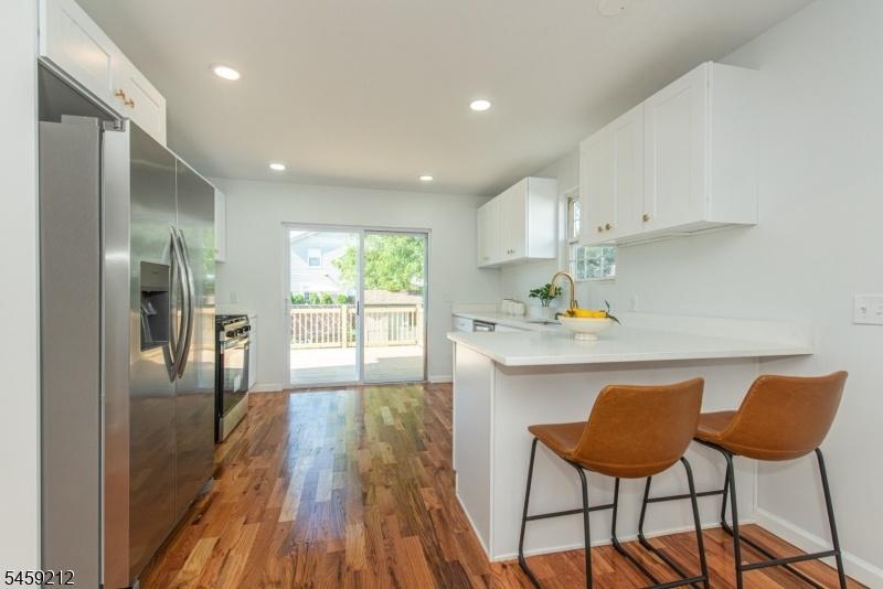 Kitchen w/ Breakfast Bar