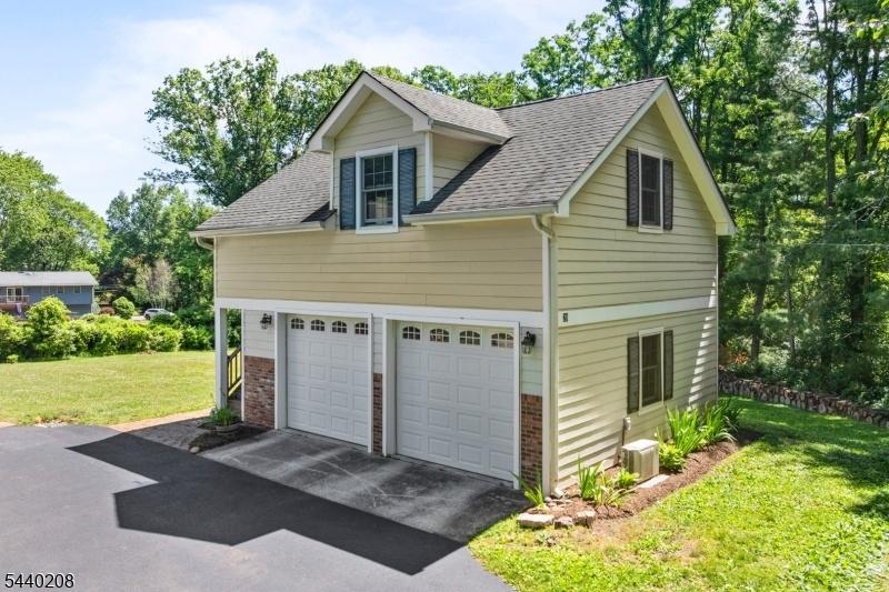 DETACHED GARAGE W/LOFT