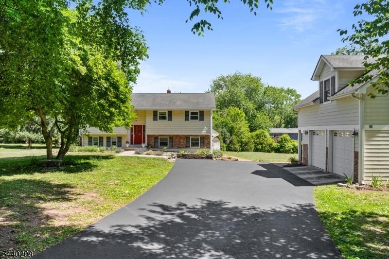 FRONT DRIVEWAY ENTRY