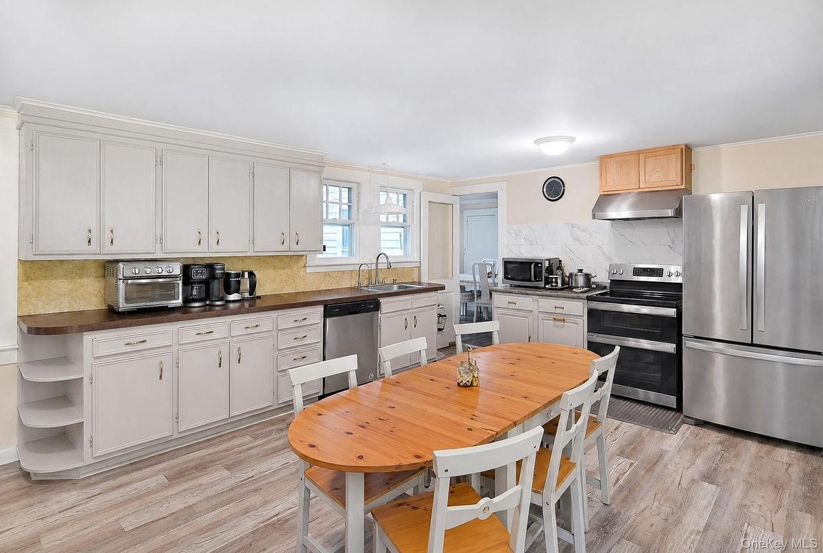 Range, refrigerator & dishwasher included