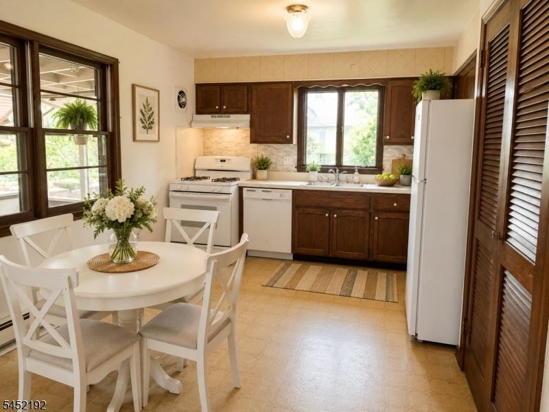 Eat-in Kitchen