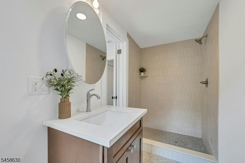 Guest Full Bathroom