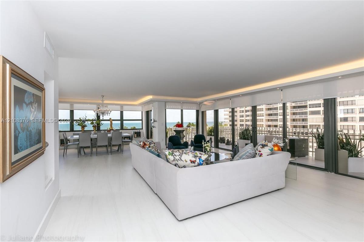Living Room offers magnificent Ocean and Bay view !