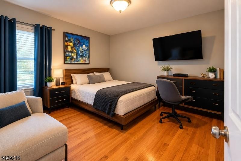 1st fl Bright, Modern Bedroom