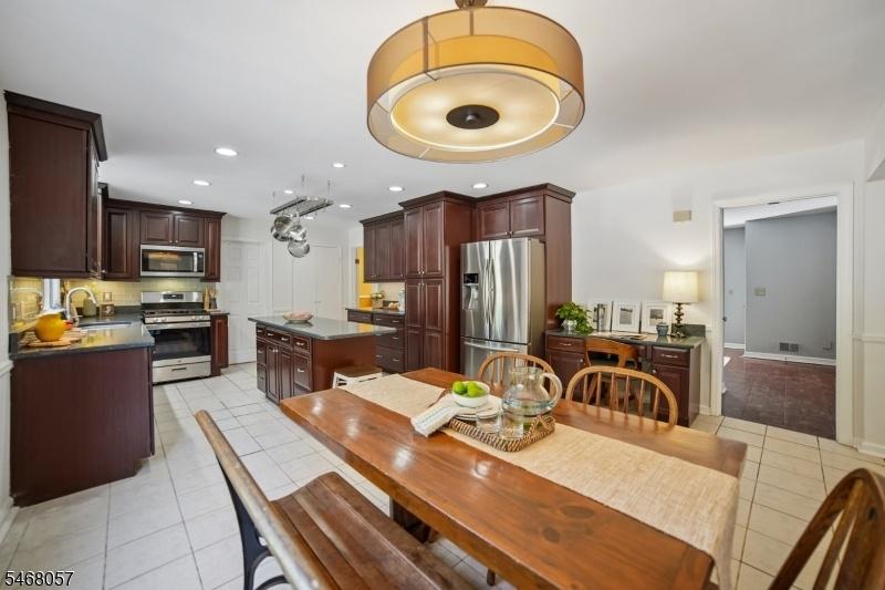 Eat-in Kitchen