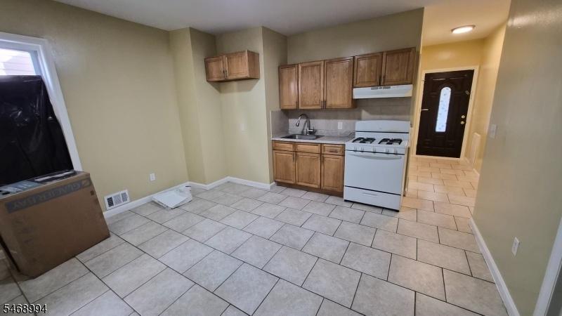 1st Floor: Eat-in-kitchen