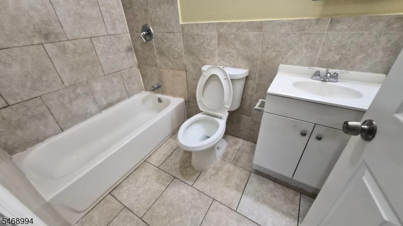 1st Floor: Bathroom