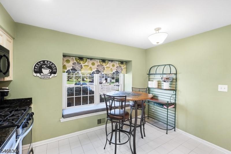 eat-in kitchen