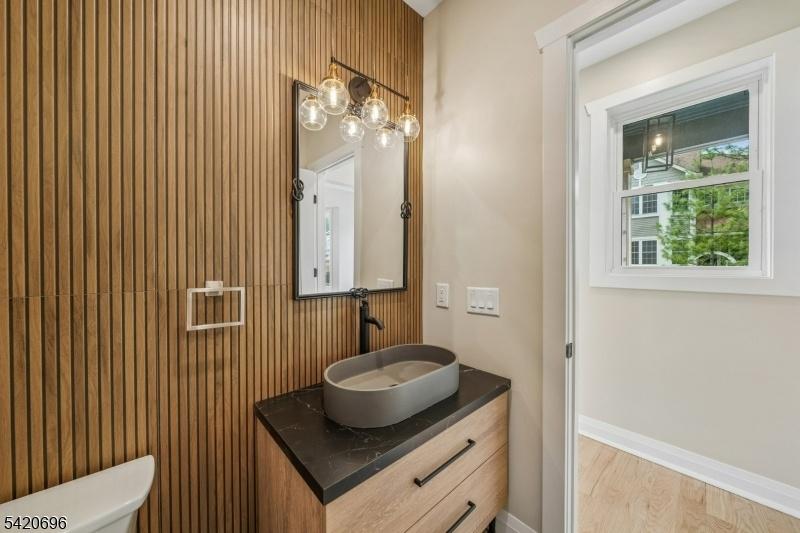 1st floor Full Bathroom