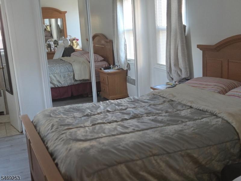 Bedroom and ensuite on 1st fl
