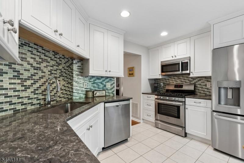 Eat-In Kitchen