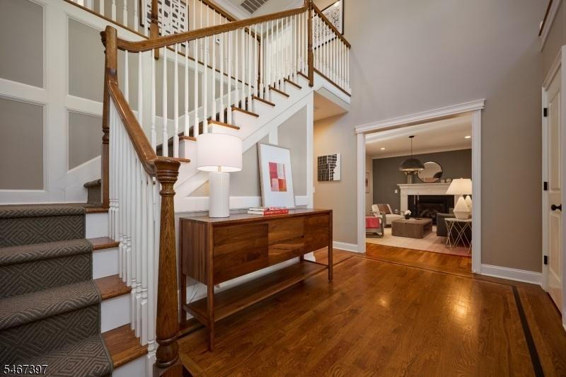 Foyer w double height ceiling