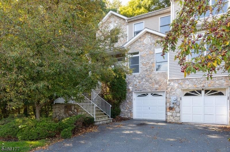 STUNNING END UNIT W/GREAT ROOM