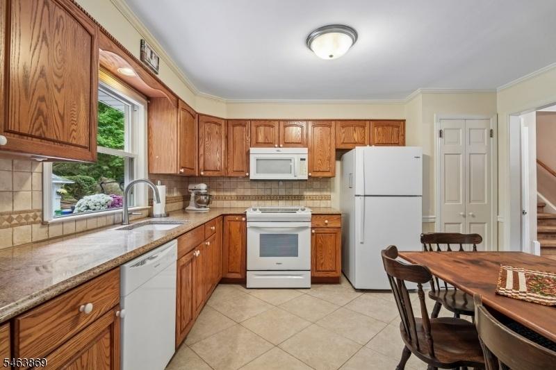 Eat-in Kitchen