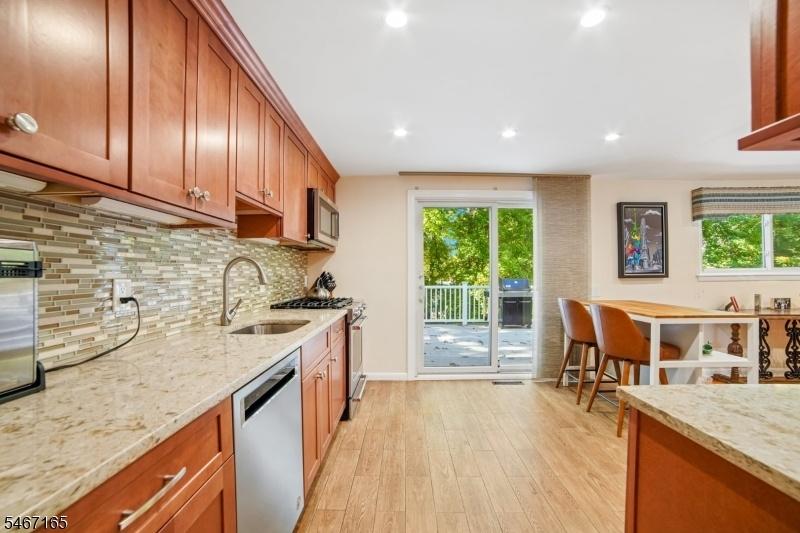 Eat-in Kitchen