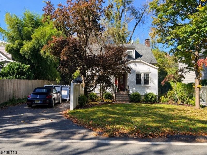 Front View/ Driveway