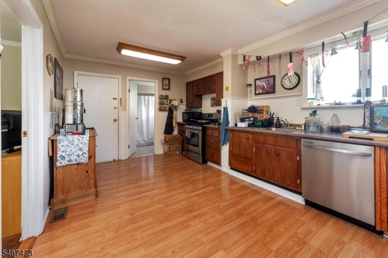 1st. floor Eat in kitchen