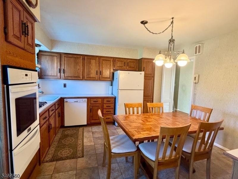 Eat-in Kitchen