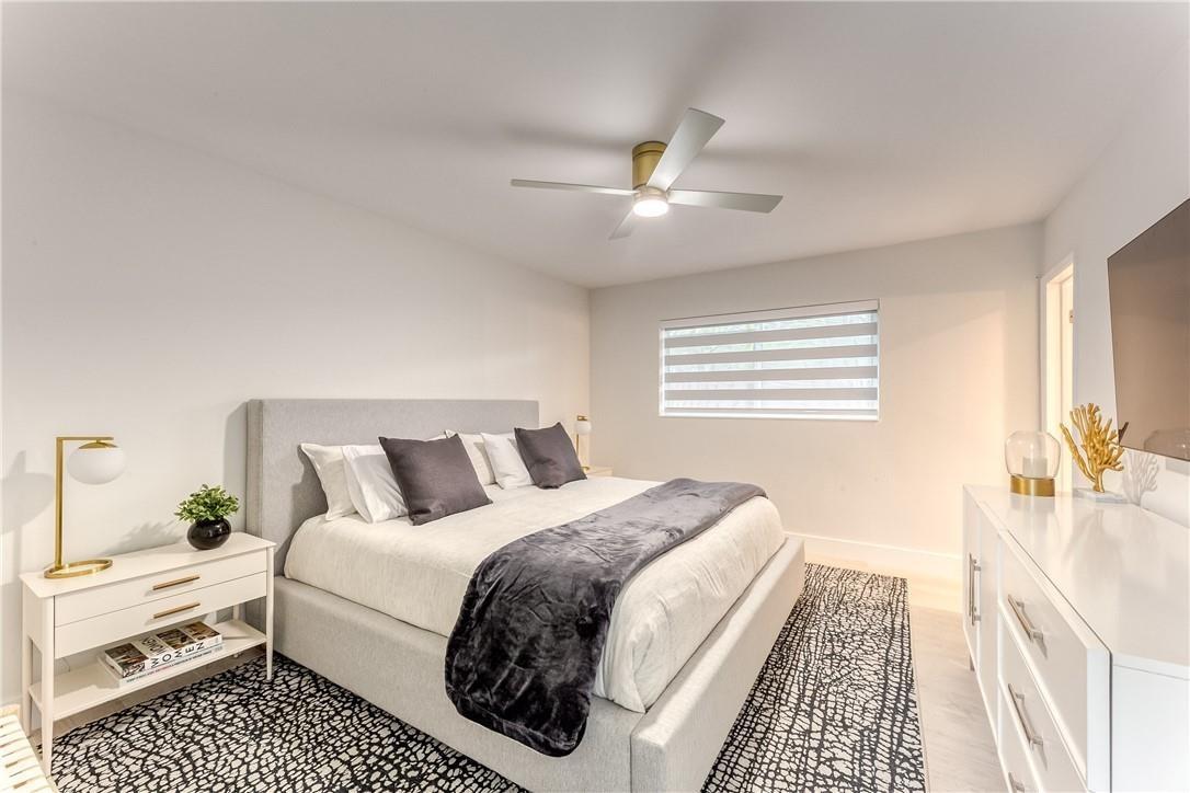 Primary Bedroom/KING BED/ 55' ROKU SMART TV
