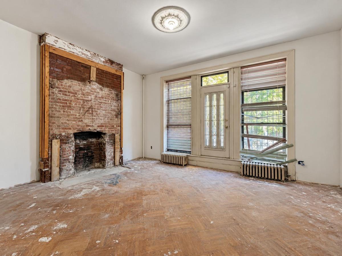 Parlor floor living area