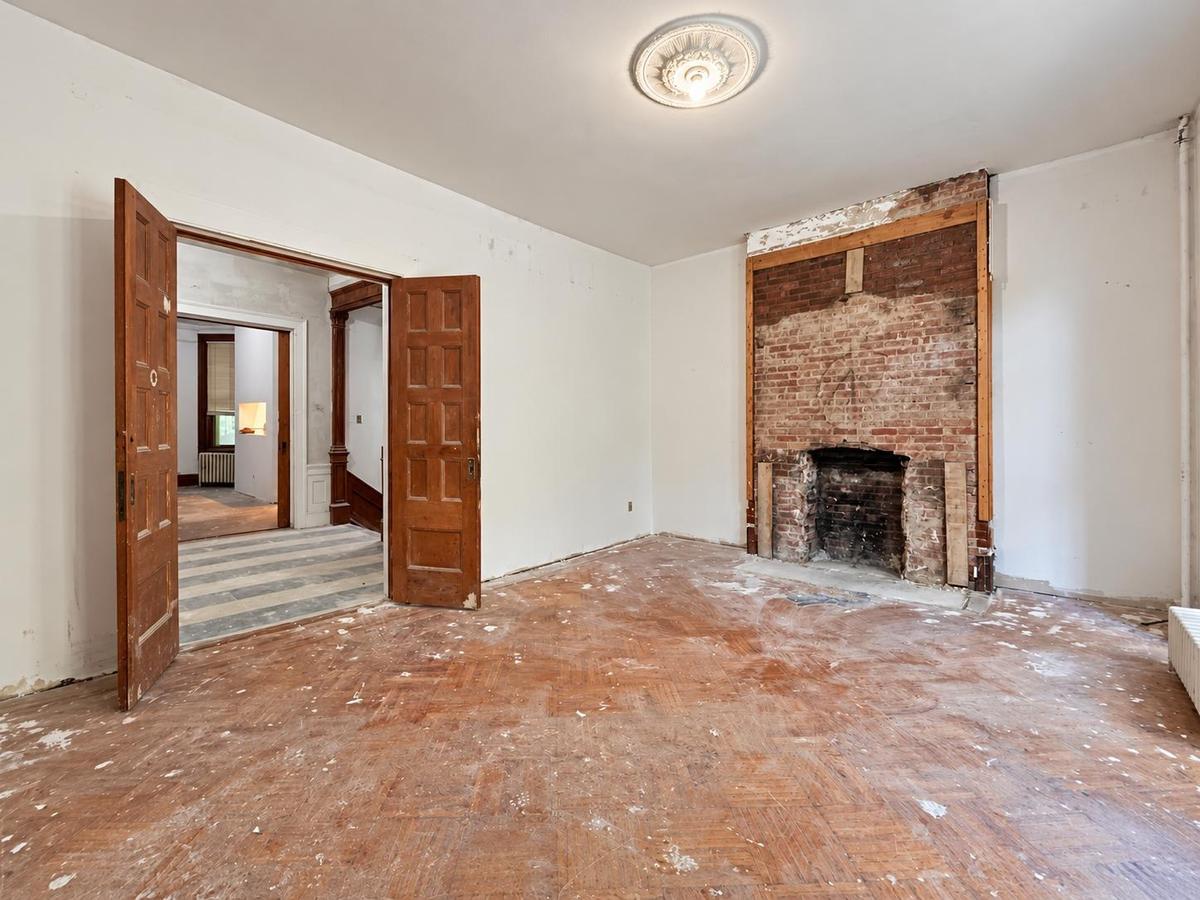 Parlor floor living area