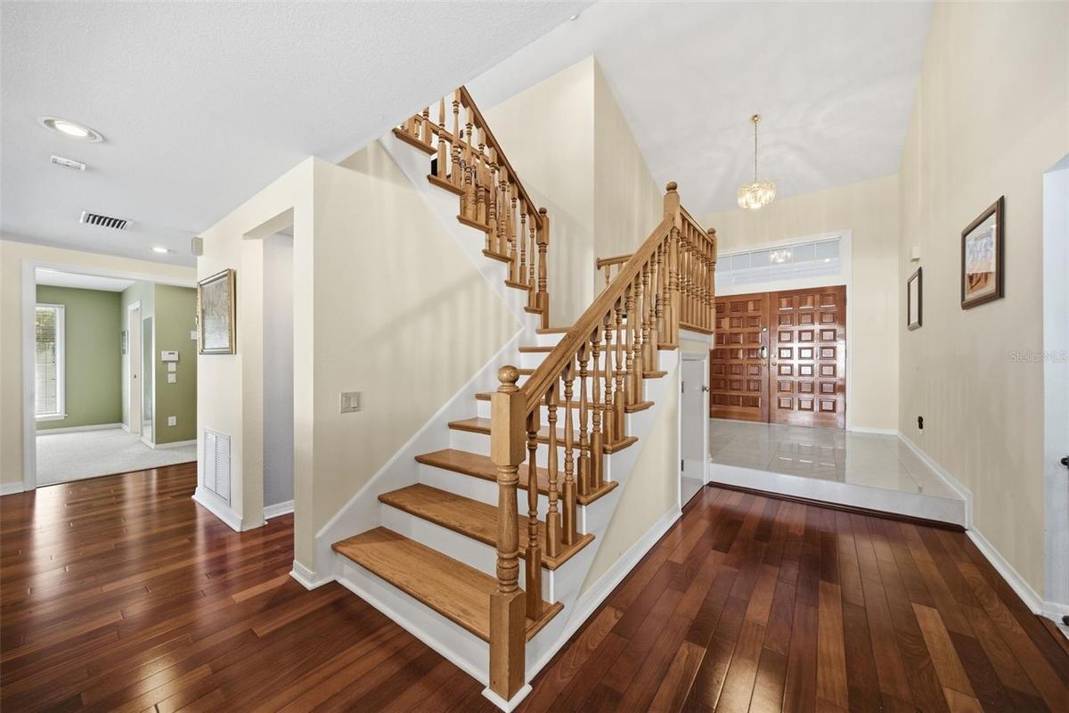 Half-turn staircase with mid-level landing
