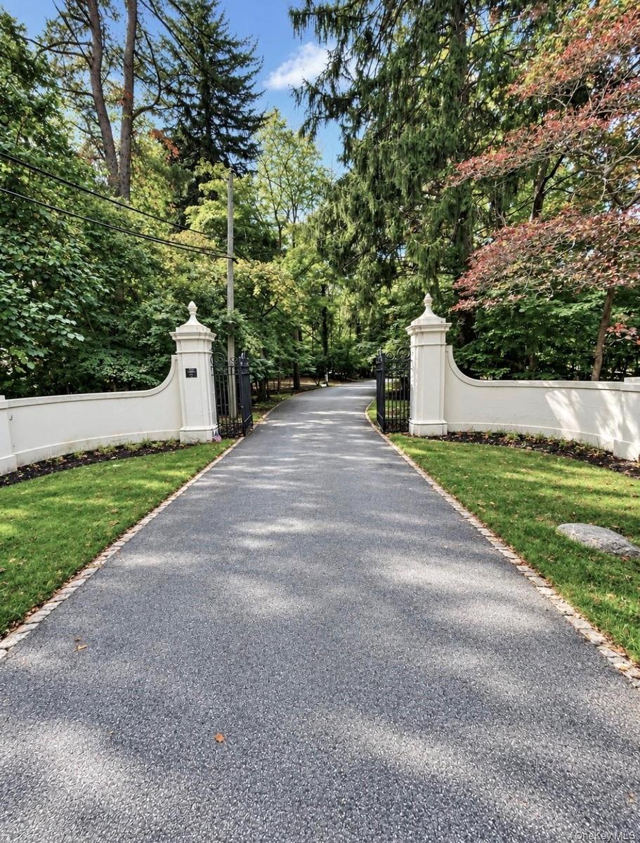 Entrance to gate Rd