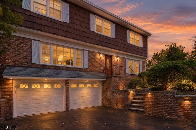 4 bedroom Colonial
