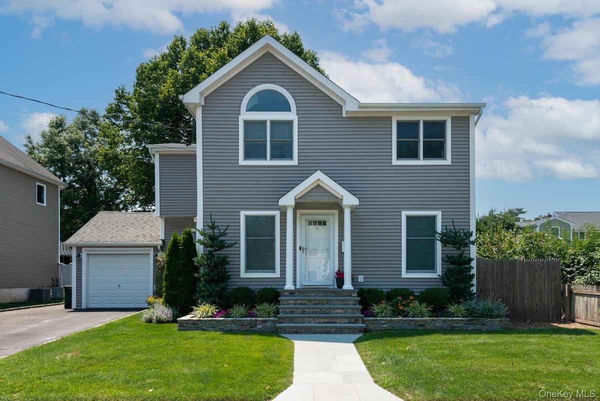11 Cherry St, Glen Head