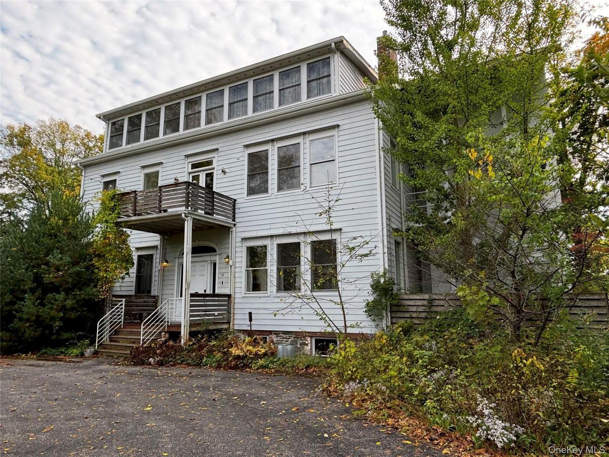 Front Exterior & Driveway