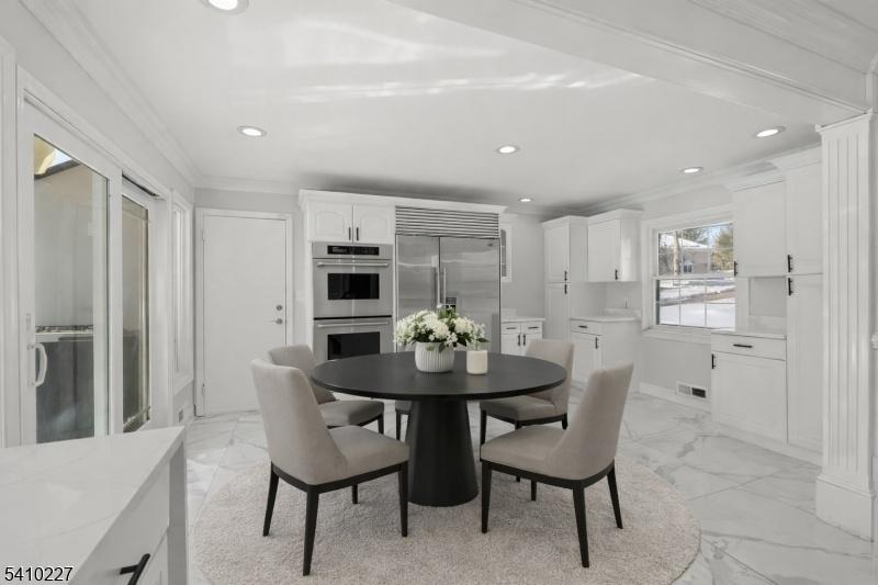 Eat-in Kitchen