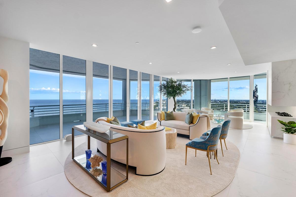 Designed as the heart of the residence, this spectacular Great Room is where family and friends gather to experience the very best of oceanfront livin