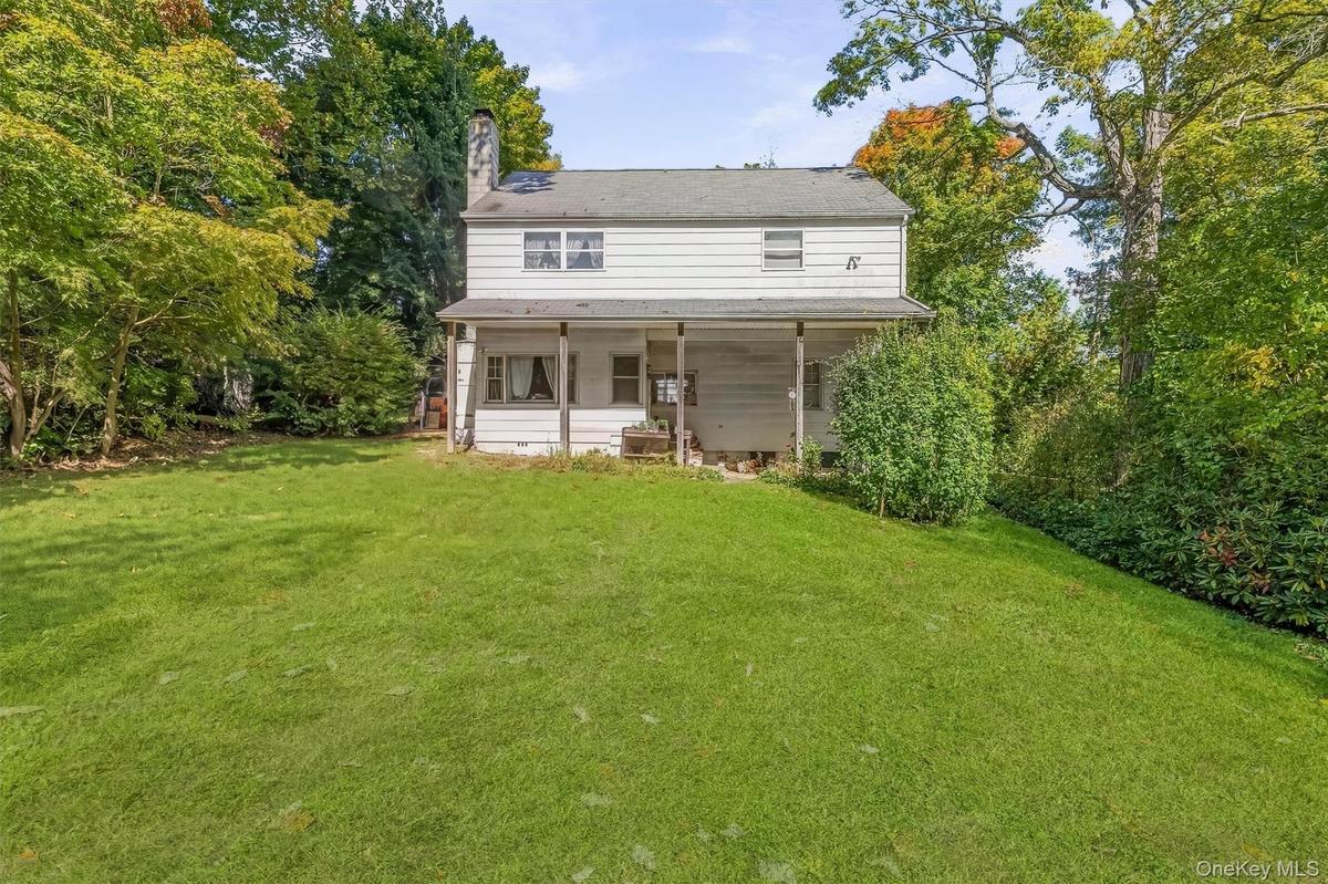 Closer look at front view of 170 Topland Road Mahopac