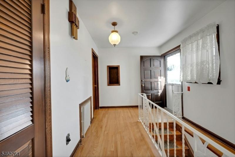 Entrance Foyer / Lower Access