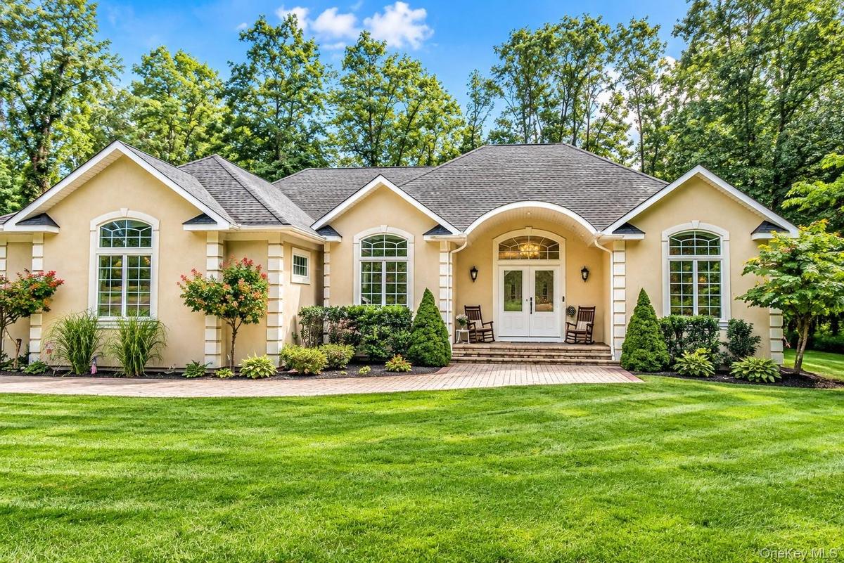 11 Valentine Road Shoreham - Stucco exterior with arched windows - 1.63 acres Shoreham North