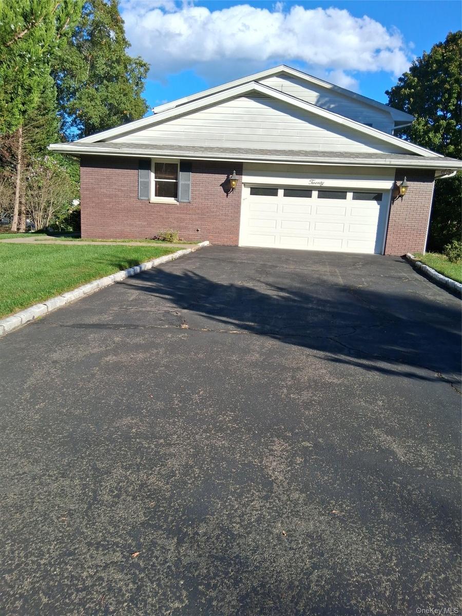 2Car/Single Door.Spacial storage and parking.Double wide driveway